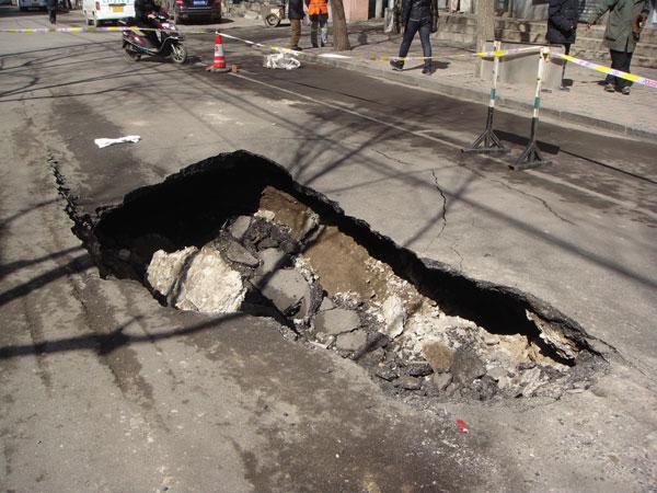 地下管道漏水造成地面塌陷到底是天災還人禍呢？